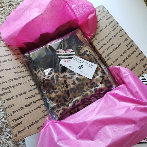 NWT, Pre-loved clothing - Picture 5 of 5